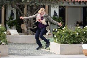 An excited Iris (Kate Winslet) arrives in L.A. to see where she'll be living for the next two weeks.